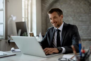 Dashboard de Business Intelligence para PMEs com gráficos e métricas essenciais.