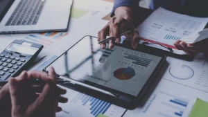 Um dashboard de BI mostrando a gestão financeira estratégica de uma empresa em crescimento.