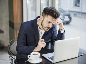 Empresário analisando dados em um computador buscando sair do operacional.