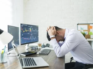 Consultor analisando dados para identificar gargalos invisíveis na empresa.
