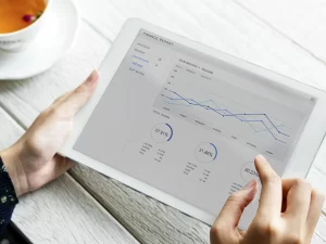 Gráfico ascendente ilustrando os níveis de maturidade digital para PMEs em um monitor.